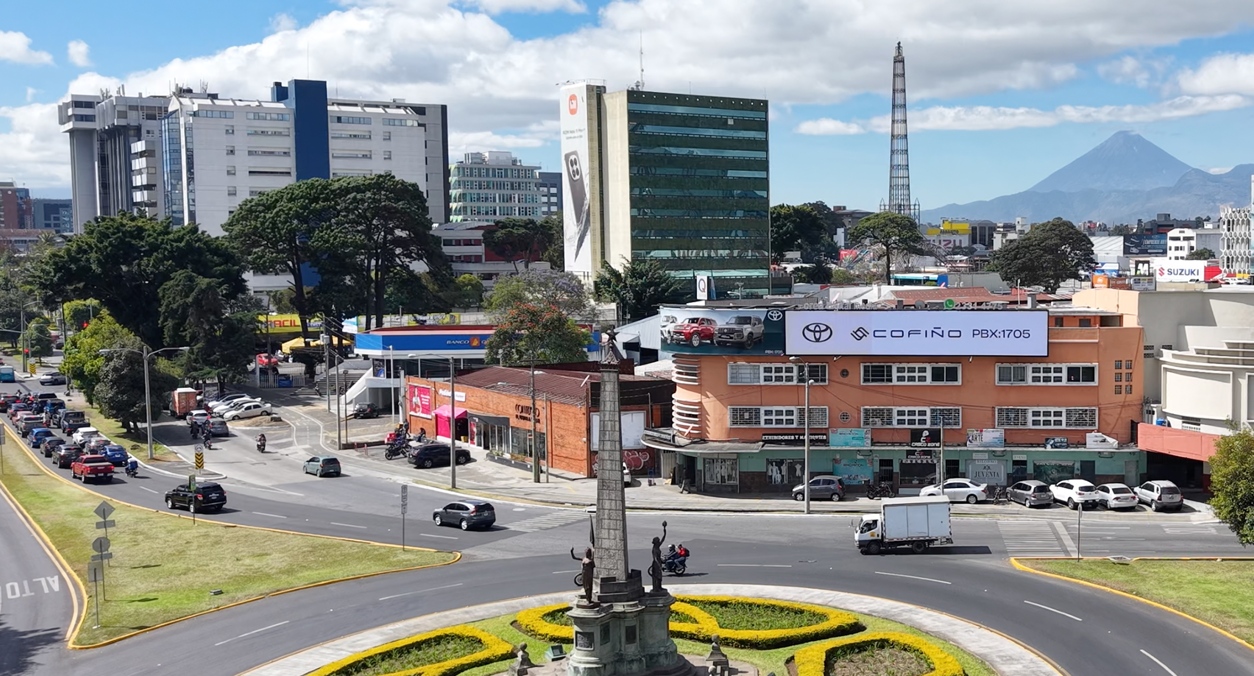 Pantalla Reforma — redondel Cámara de Industria, Av. Reforma, Zona 9